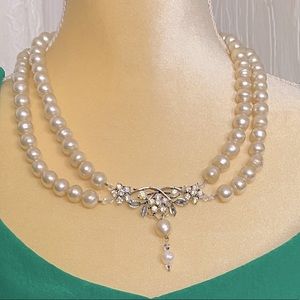 Beautiful Vintage Style Glass Pearl and Rhinestone Necklace